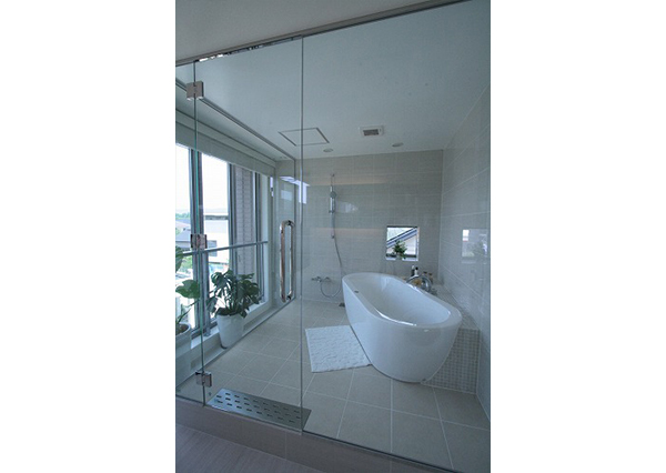 お風呂に入った時の目線で、外を眺めます。