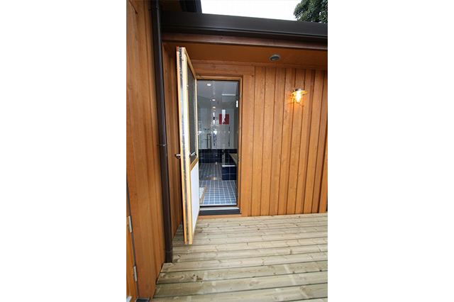 バスルームを出るとデッキを引きつめたバルコニーが。船が着く港みたいです。