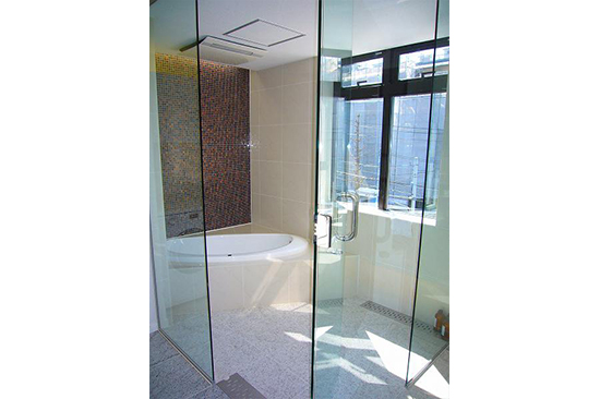 硝子扉のバスルーム