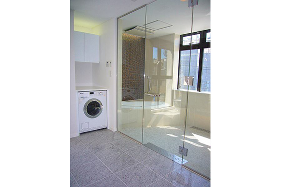 硝子扉のバスルーム