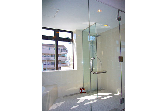 硝子扉のバスルーム