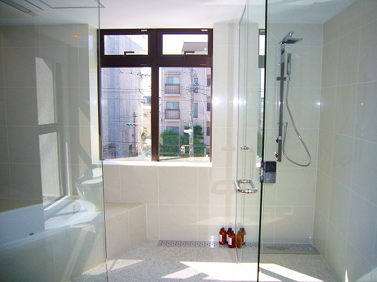 硝子扉のバスルーム