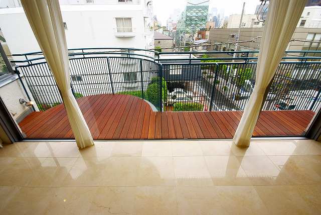 ベランダからは、あの有名なビルも見えます。