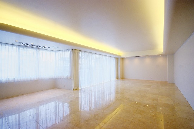 床に天然大理石を引きつめたリビング