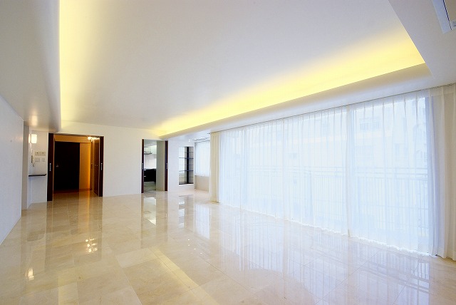 リビングから玄関、キッチンを見ています