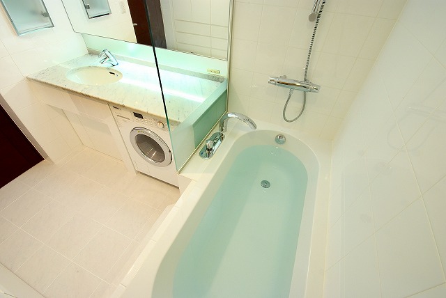 ゲスト用バスルーム。オーダーのユニットバスです