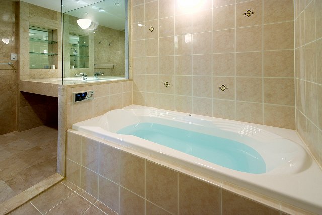 メインバスルーム。オーダーメイドユニットバス。窓枠は、ギラギラしたSUS枠が見えないすっきりタイプ。