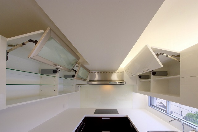 天井の梁を避けて開口するキッチン吊戸棚