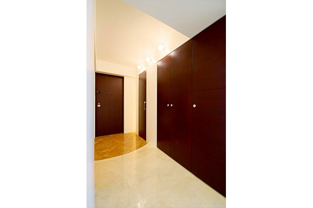 玄関の上りは天然大理石