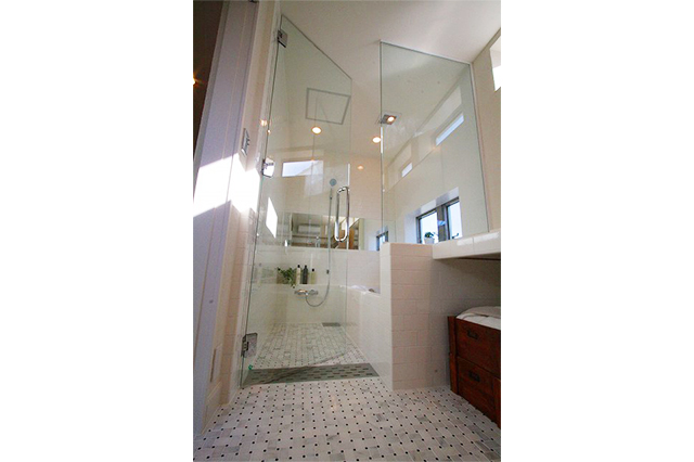 すっきりした仕上がりのガラス間仕切り。 