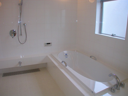 バスタブ左側の排水グレーチングを作成できるのは、フリーバス企画の創作バスルームシステムならではの形状です。