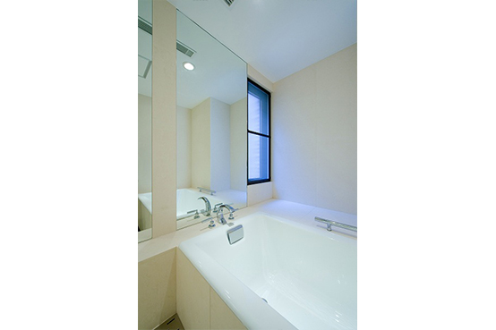 ドンブラハ社製のバスタブ用混合栓。