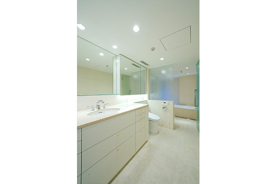 洗面化粧台の鏡は三面鏡になっています。