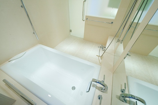 ステンレス製の握りバーもイメージを壊しません。