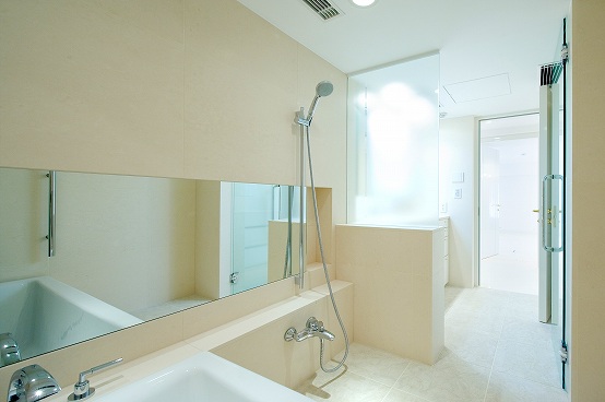 横長のガラス。