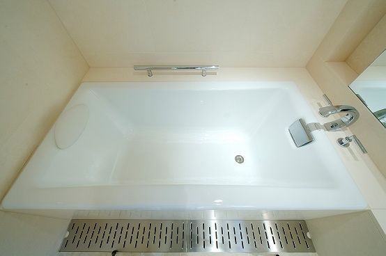 鋳物ホーロー製のバスタブです。