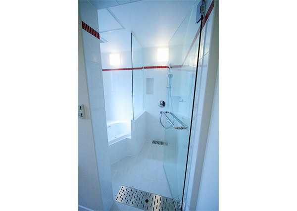 透明ガラスドアを開けてバスルームに。