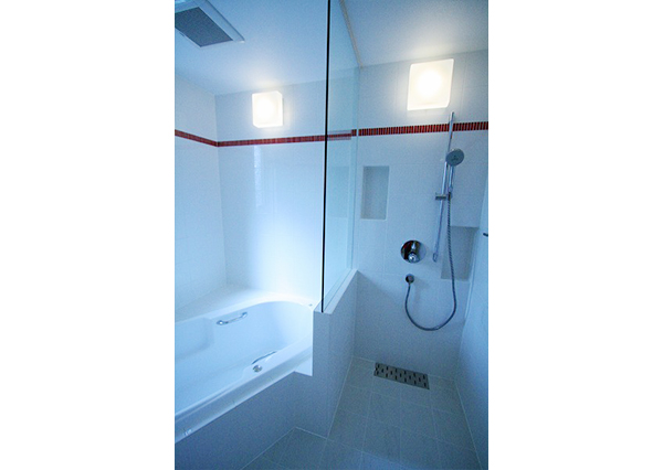 シャワー水栓は、壁埋め込みスイッチタイプ。グローエ社製のシャワー水栓です