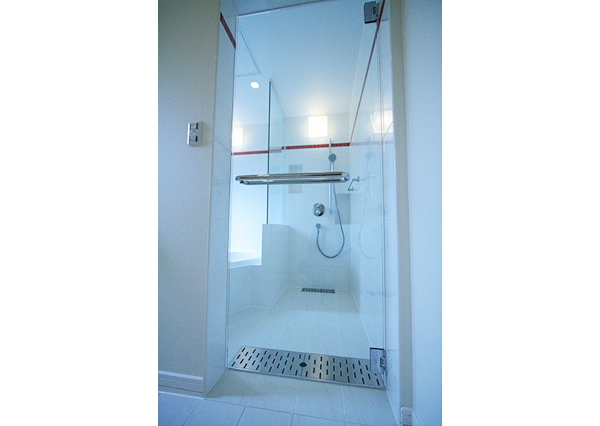 洗面室から続くバスルームの洗い場の床には段差も仕切りも無く、一体感は抜群です。フリーバス企画の独自の工法により、防水機能は連続しています。