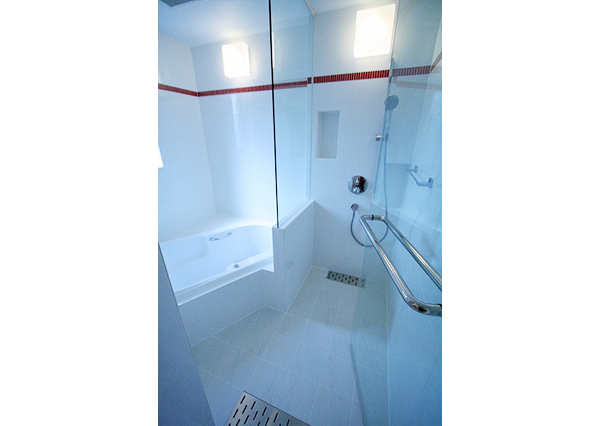 浴槽部分とシャワー部分の透明ガラスもすっきり仕上げの枠が見えない仕上げとなっています。