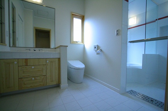 洗面室からバスルームを見た画像です。洗面室部分のタイル工事もフリーバス企画の工事です。