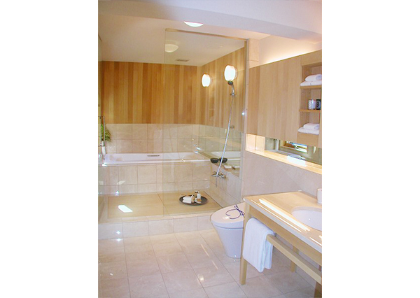 浴室と洗面室が、枠なしの透明ガラスで仕切られ、一体感が。