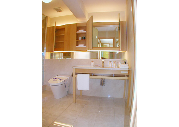 洗面化粧台は、浴室の天然木と同じヒバ材で製作しました。