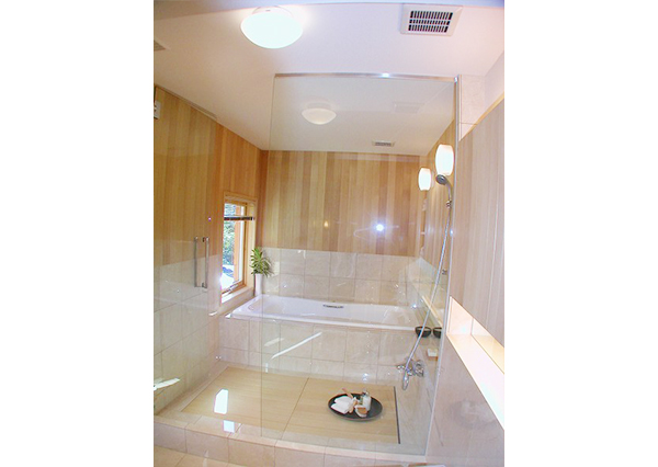 透明ガラスのすっきり感。これがフリーバス企画の得意技。天井・壁も段差のない綺麗な仕上げです。