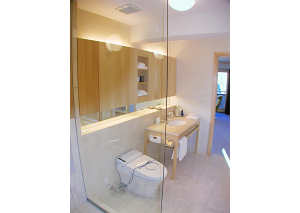 洗面化粧台の収納は、扉を閉めているときは、浴室と同じヒバ材。扉を開けると裏に鏡があります、収納できるようにしています。