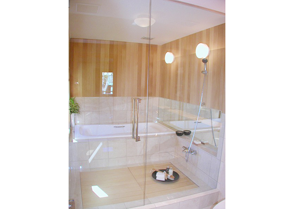 浴槽は、ウェルランド社製アクリル浴槽です。洗い場の床の排水はすのこの下に隠しました。