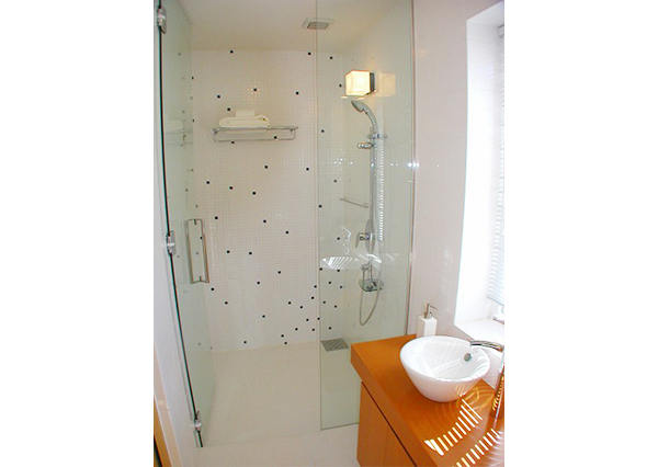 シャワーブースもユニット構造です。ドアの枠が主張しないとこんなにすっきりします。