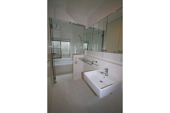 透明強化ガラスのドア、FIXはリフォーム前の物を活用しました。