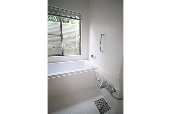 シャワー水栓は、TOTO社製品に交換しました。