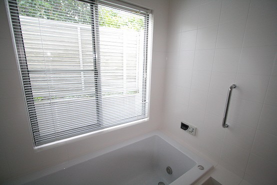 窓廻りの仕上げは、樹脂製の枠を使用せず、壁と同じタイルで仕上げています。