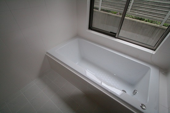シンプルな形状の浴槽です。