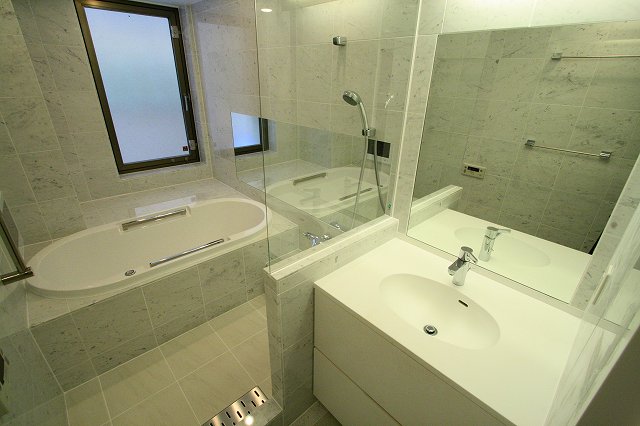 ドアは設けず、透明ガラスのFIXでお風呂と洗面室を間仕切りました。　