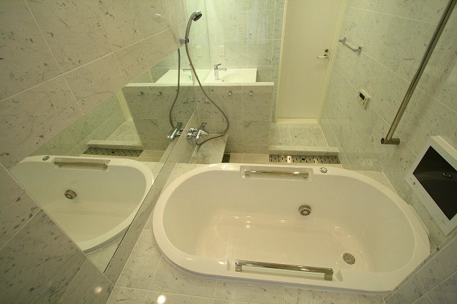 浴槽は、清潔感のあるホワイト。TOTO社製「ラフィア」を採用しています。