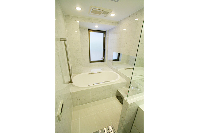 複雑な天井の梁もフリーバス企画の「創作バスルームシステム」なら完全対応。