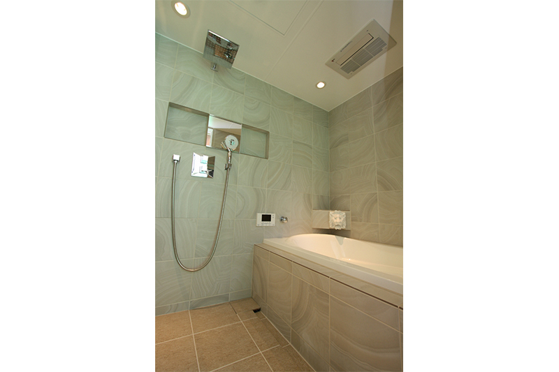 今、人気のオーバーシャワーヘッドを採用しています。