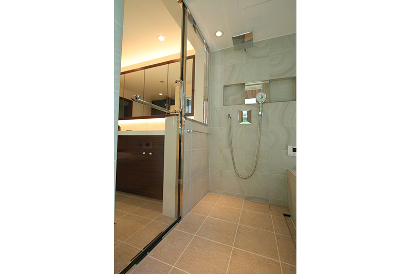 洗面脱衣室との間のドア間仕切りは、透明ガラスドアとFIXを使用しています。