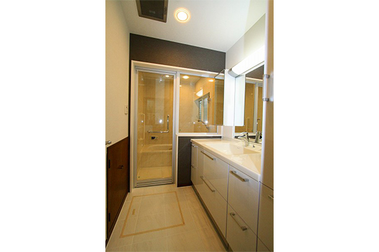 浴室と洗面室の間仕切りドアとFIXは、透明な強化ガラスです。