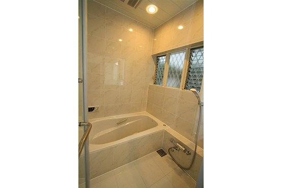 浴室の壁仕上げは、白の大理石調のタイル。