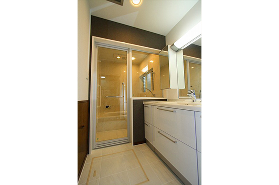 洗面室の床と浴室の洗い場の床はほぼフラットに仕上げています。