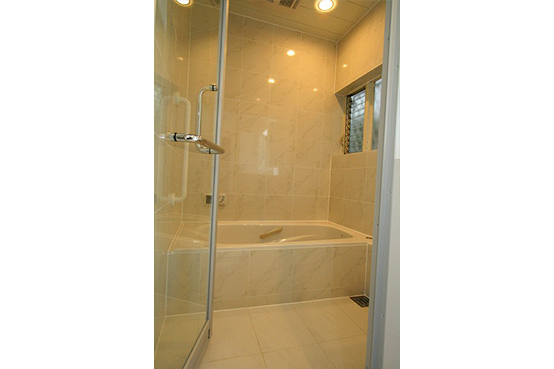 浴槽の跨ぎ高さを400mm程度に設定しました。