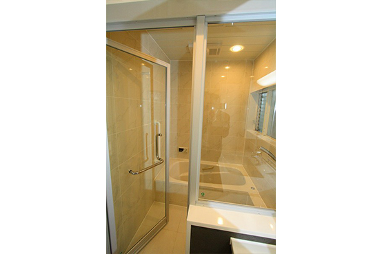 ドアは、アルミ框製です。ドア枠がぴったりドア枠に接するので止水性は抜群です。オーダーメイドで創るドアは、お風呂リフォームに強い味方です。