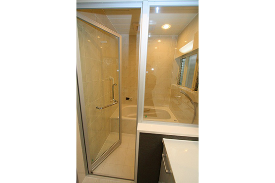 洗面室床と浴室洗い場床は、ほぼフラットなバリアフリー仕上げです。