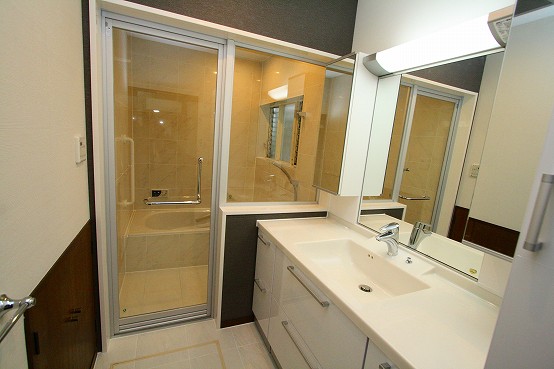 洗面化粧台は、TOTO社製を採用しました。