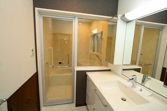 間仕切りのドアは、高2000mmの物に変更し、開放感がアップしました。