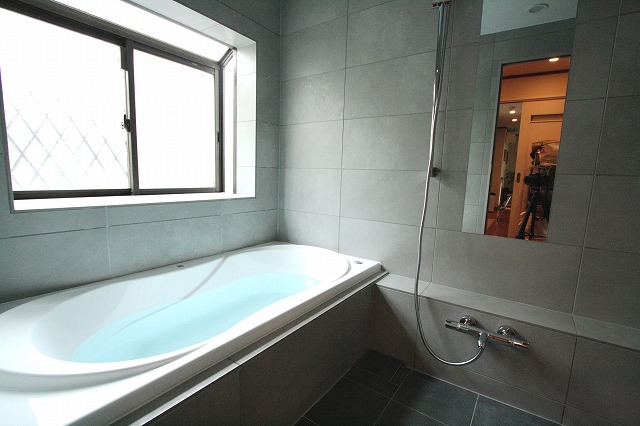 壁のタイルは、リビエラのタイル「ベルベットグランド」300mm×600mm。