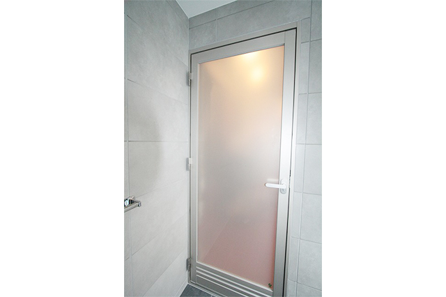 ドアは、アルミ框ドアフロストガラス仕様です。